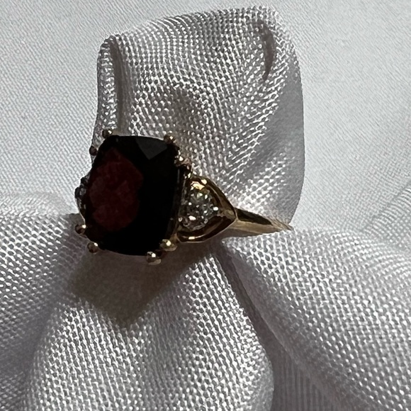 10K YELLOW GOLD GARNET AND DIAMOND RING - Picture 4 of 16